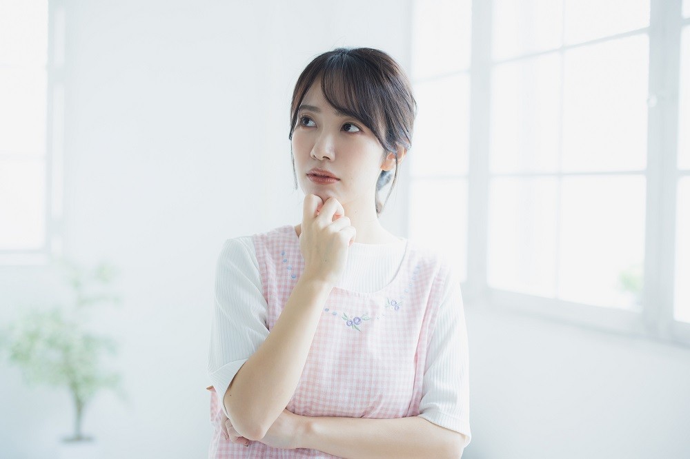 考え事をする保育教諭