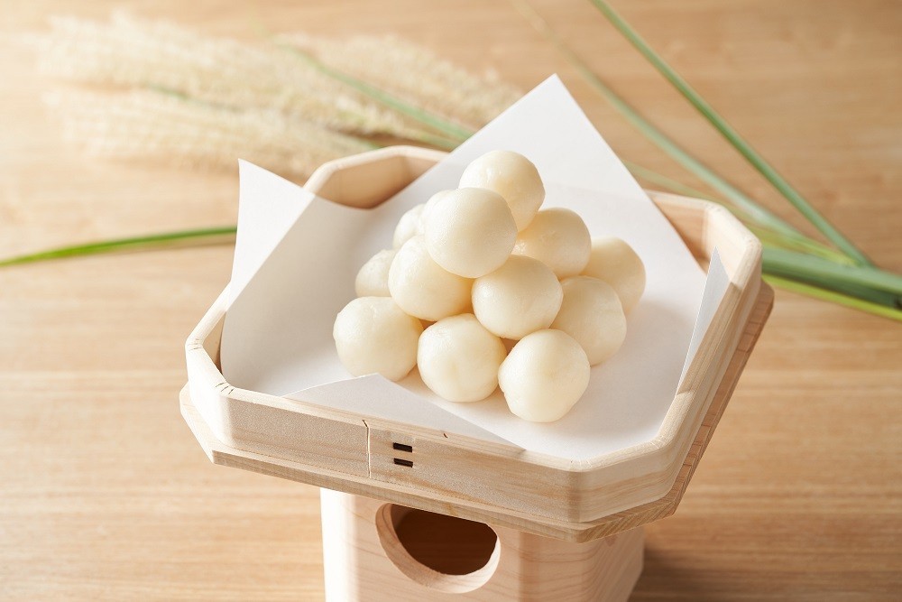 三方の上に乗せられた月見団子とススキ