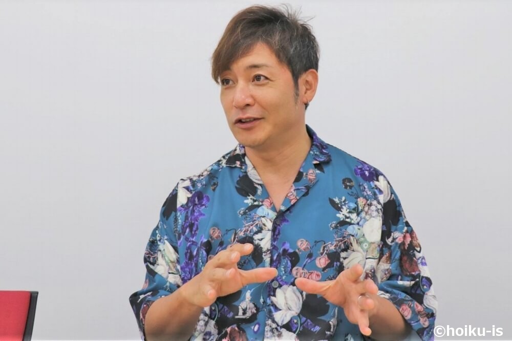 インタビューに答えるつるの剛士さん