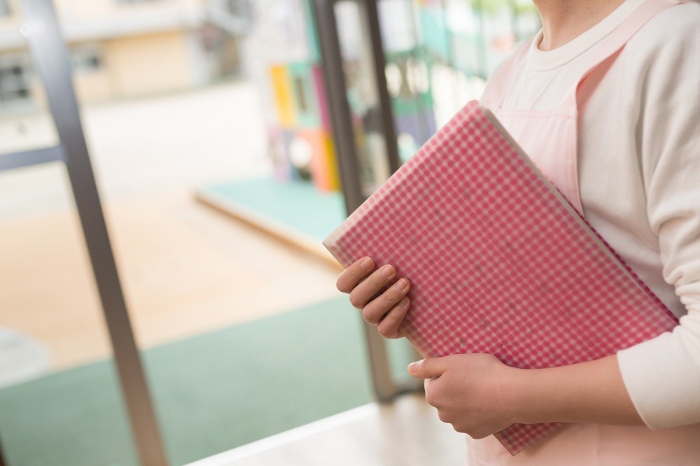 ファイルを持っている保育士