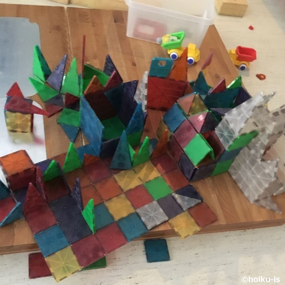 マグネットの玩具で遊んでいるところ