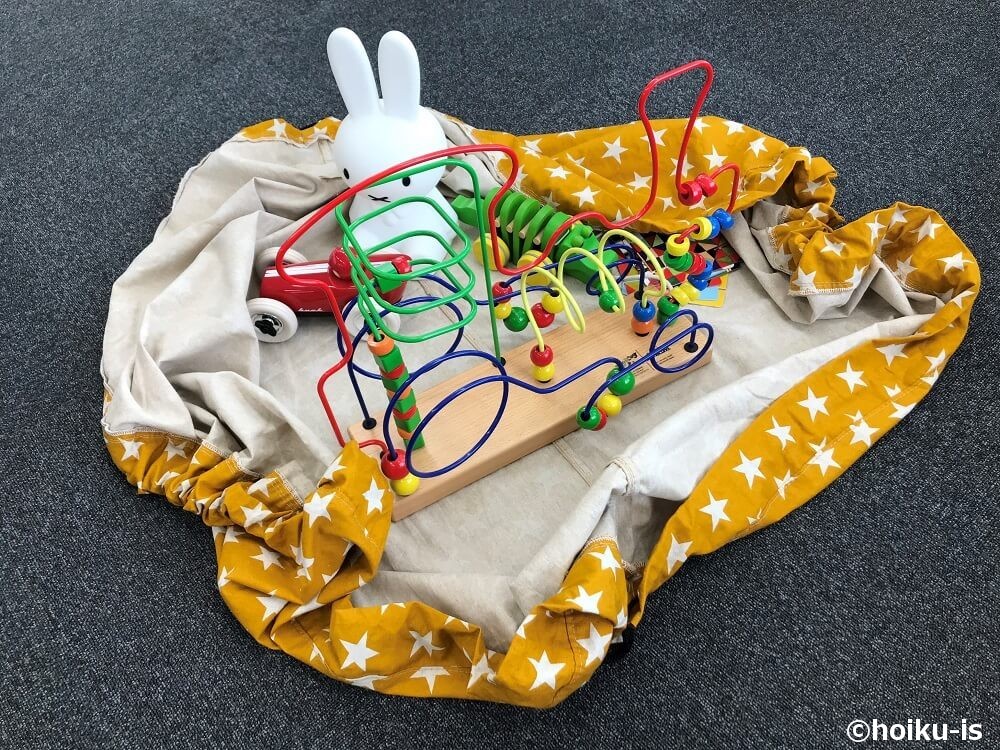 あんしん除菌バッグにおもちゃを入れているところ