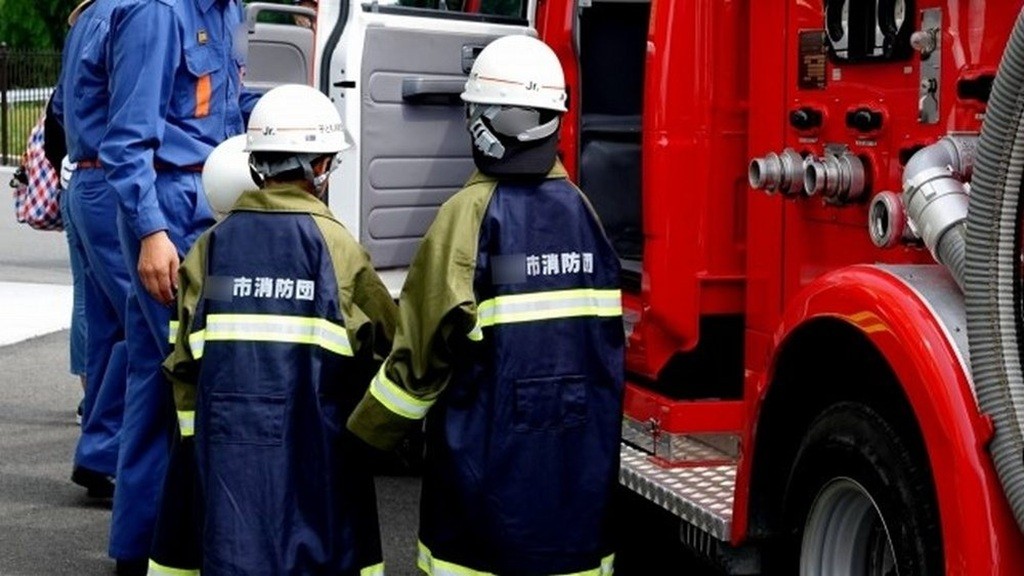 消防車と園児たち