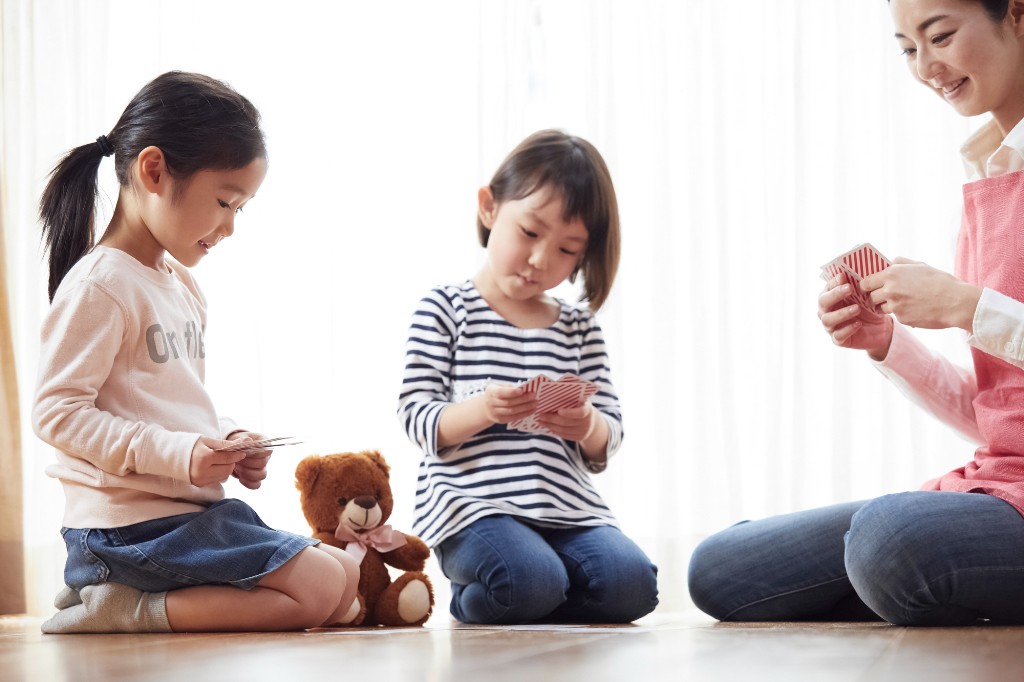 いっきゅうさんをやる子どもと保育士