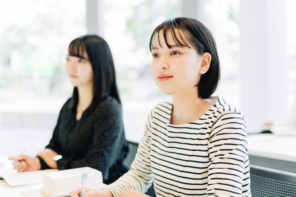 研修を受ける保育士