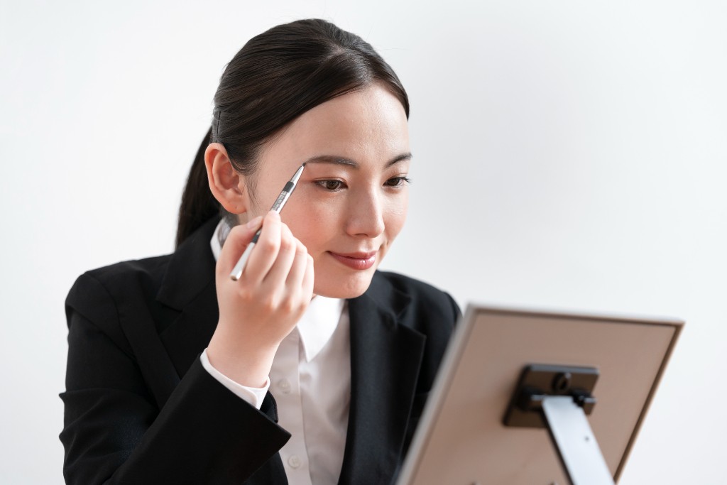 身だしなみに気を付ける保育実習生