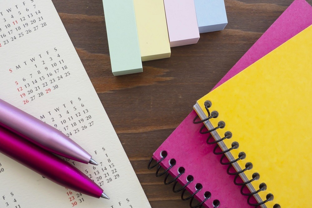 メモ帳とカレンダーと付箋