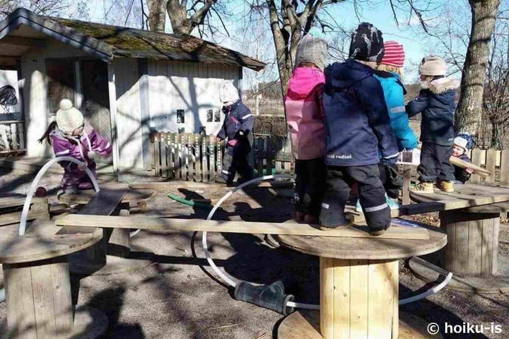 スウェーデンのプレスクールの園庭で遊ぶ子どもたち