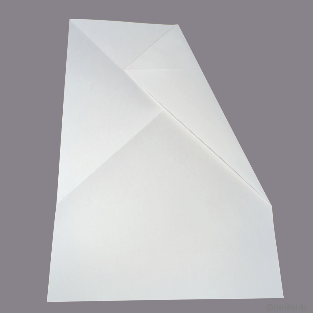 ②でつけた折り筋に合わせて右の角を折ります