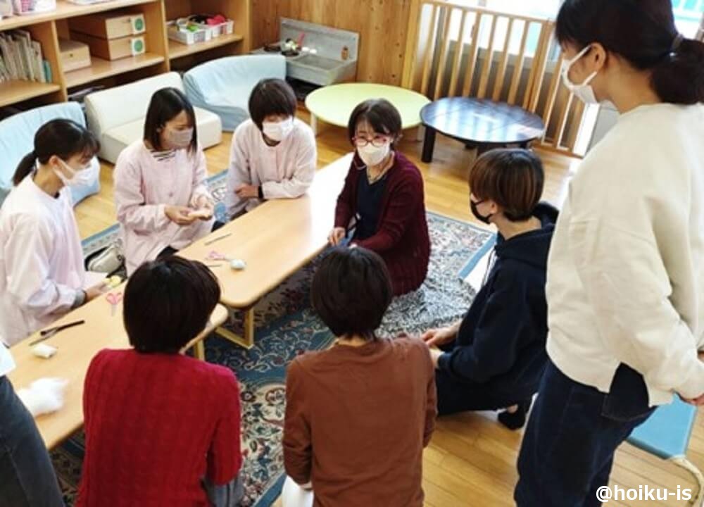 布おもちゃの作り方を聞く保育士