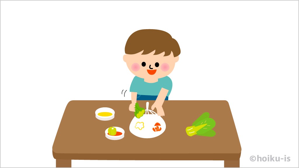 うちわに野菜スタンプをしている子ども