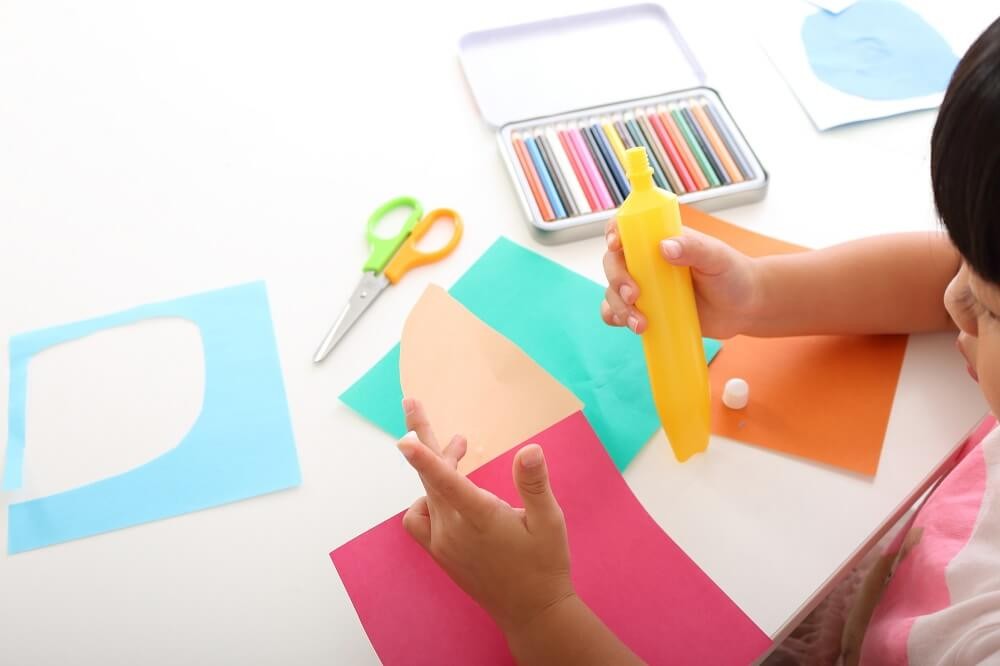 糊で工作をする子ども