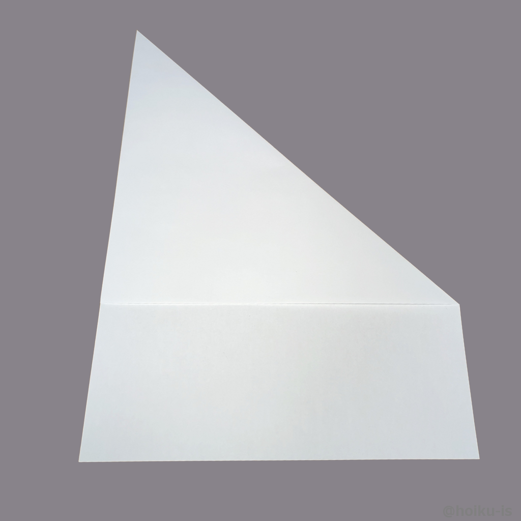 右の角を左の辺に合わせて折り筋を付けます