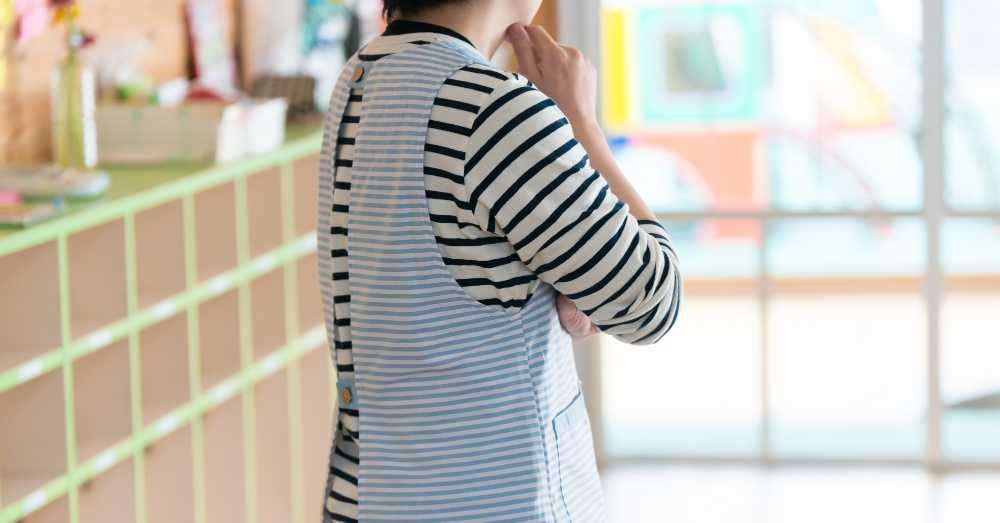 保育室で悩む保育士