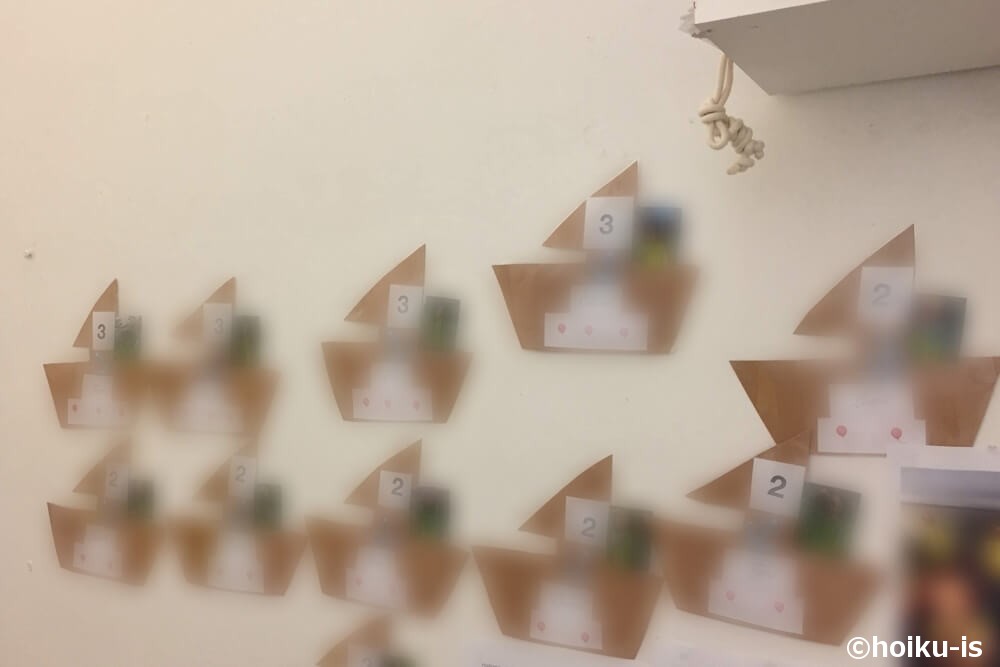 プレスクールの壁に貼ってある子どもたちの作品