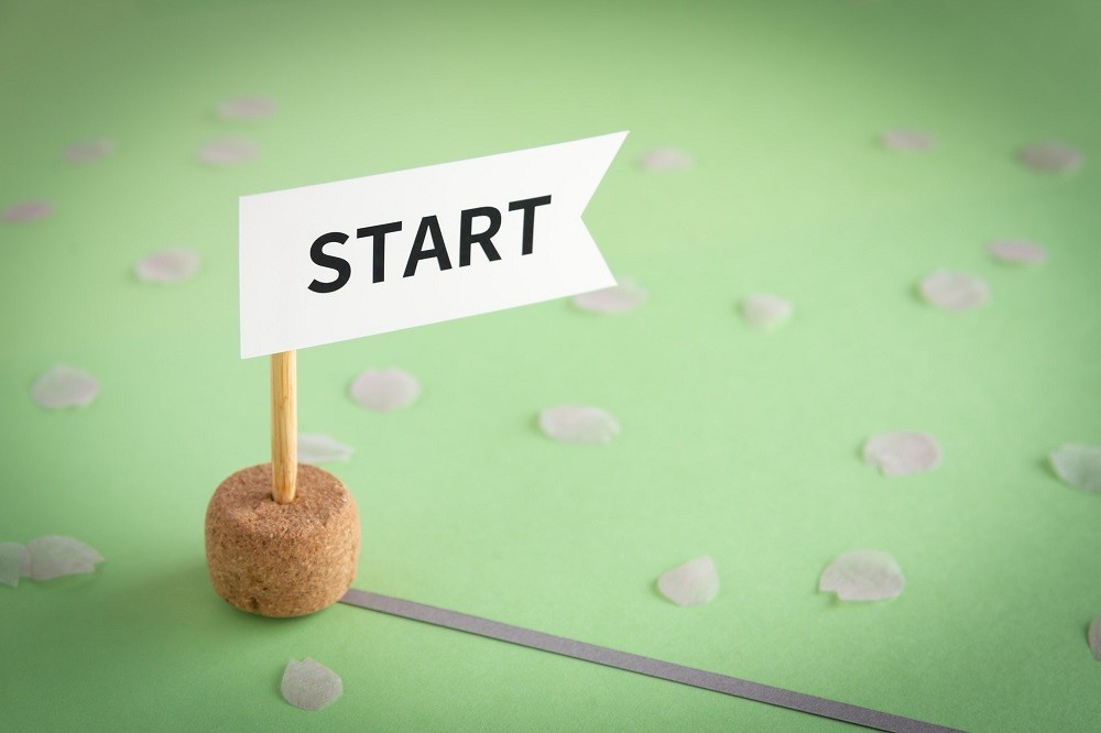 「START」の書かれた小物と桜の花びら