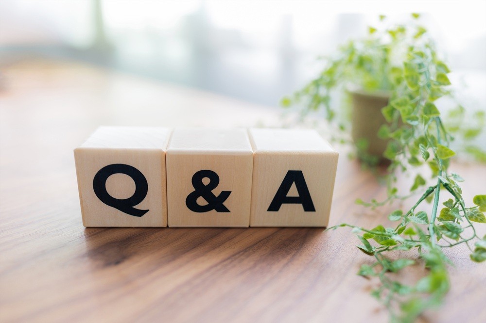 「Q&A」と書かれた積み木