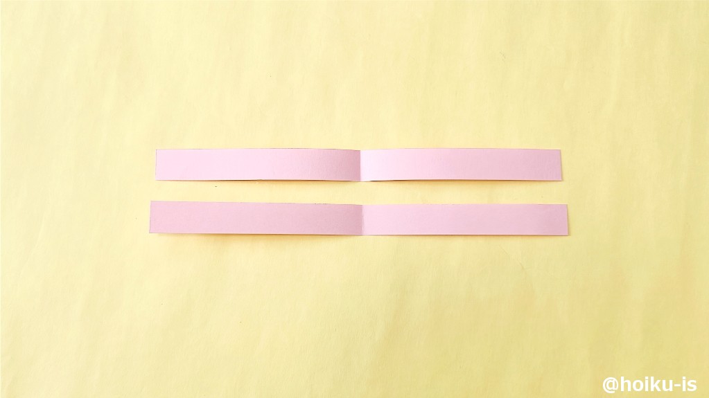 短冊を2本用意し、真ん中に折り目をつける