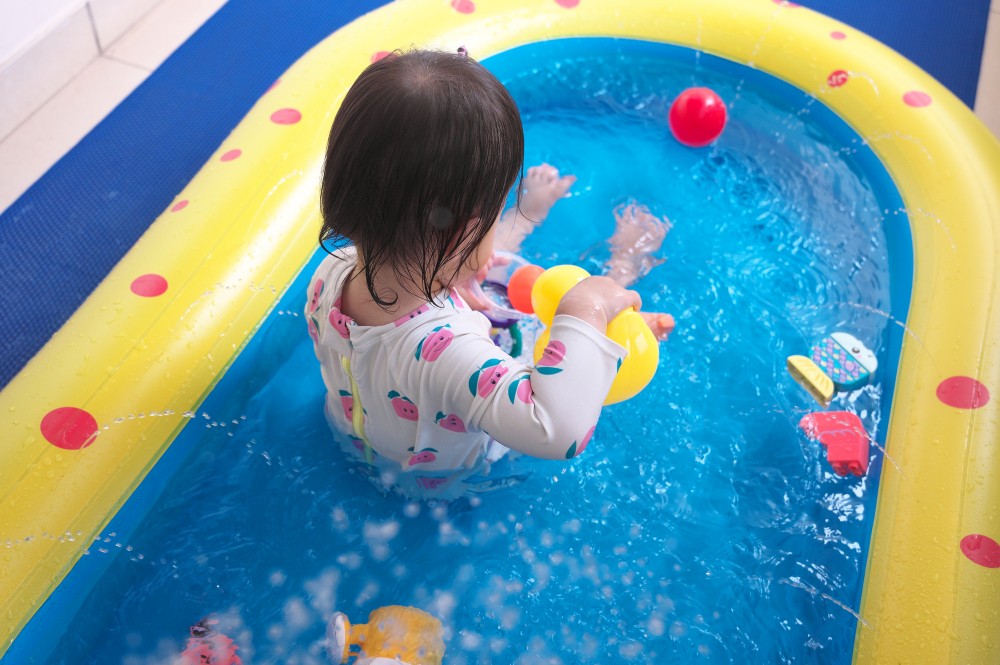 沐浴する乳児