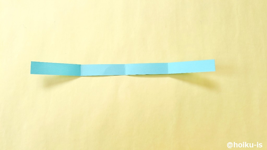 30~40センチくらいの画用紙を2回折り折り目を付けます