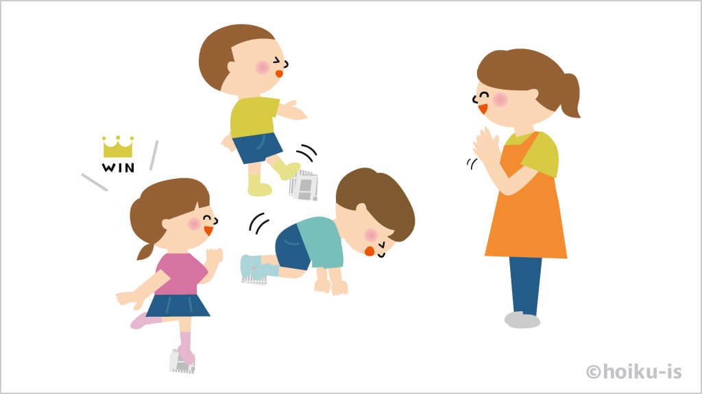 バランスを取る子どもと転んでいる子ども