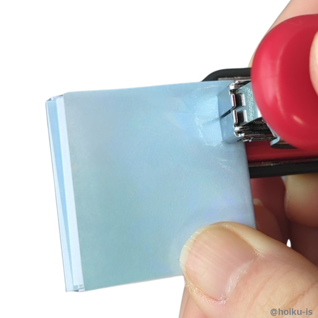 重ねてホチキスで止めます