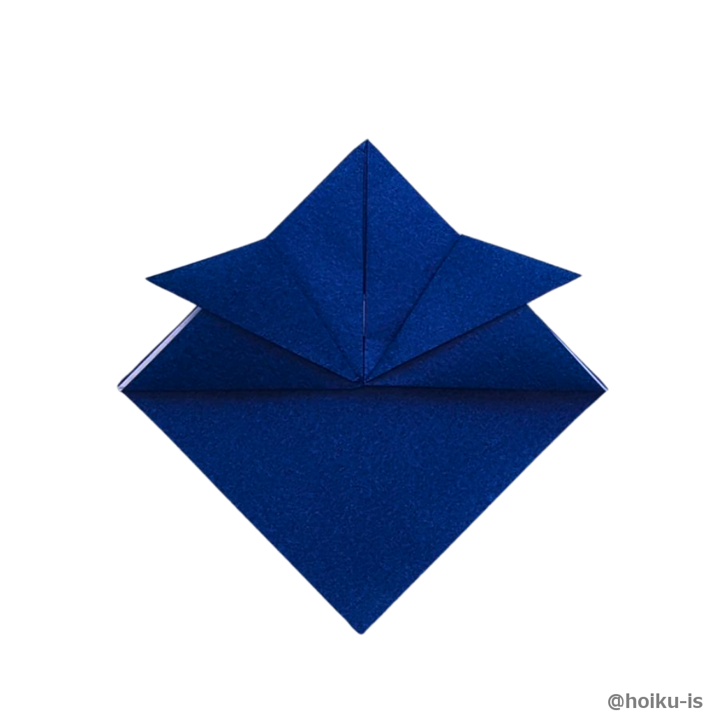 ④で折った三角形を、兜のツノになるよう折る