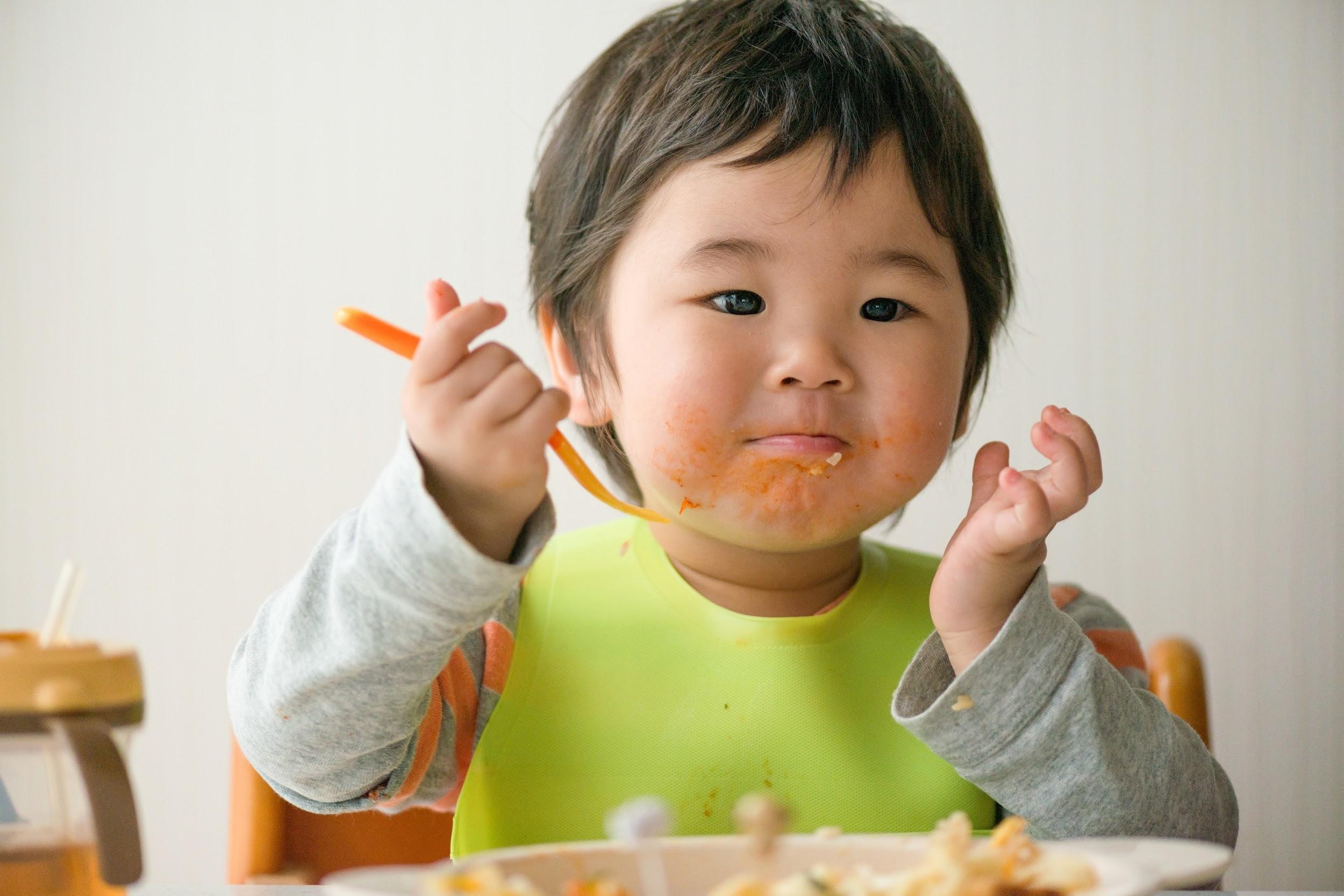 離乳食を食べている子ども