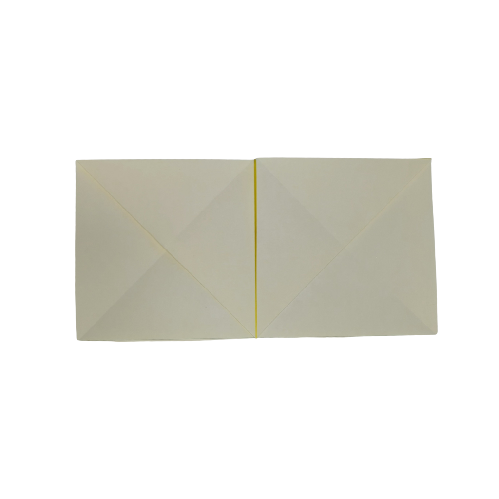 上の2つの角を上に折り上げる