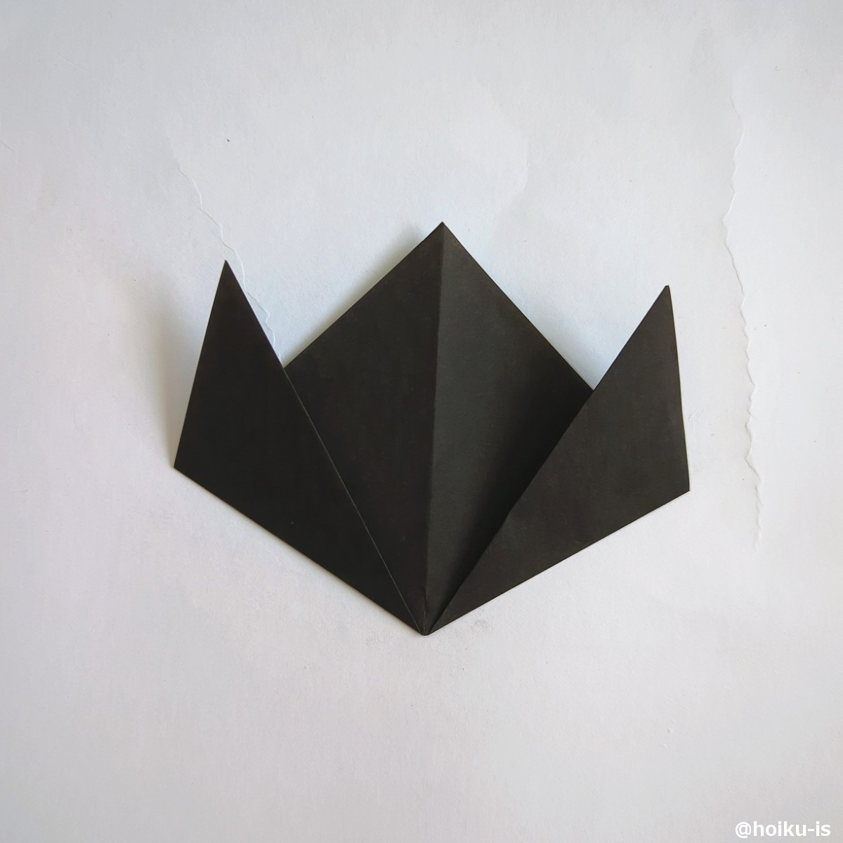三角形の両端を写真のように折る