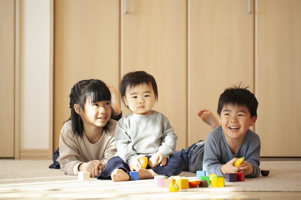 年齢の異なる3人の子どもたち