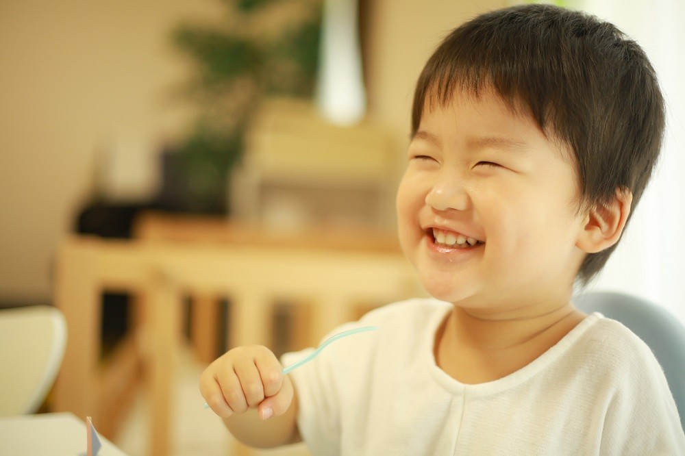 笑顔で食事をしている男の子