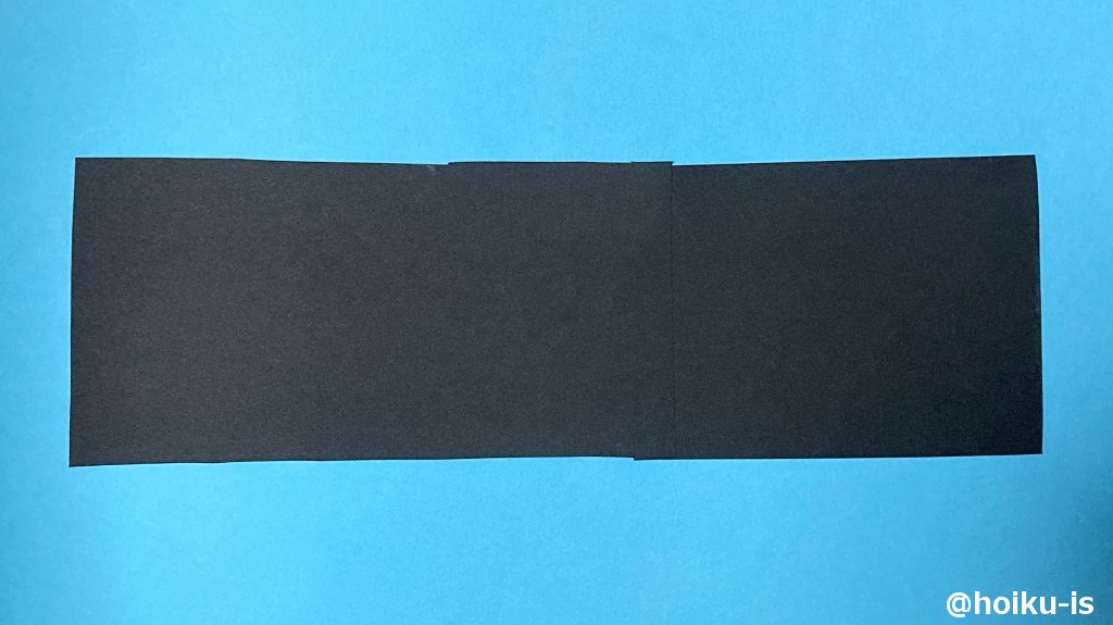 11、2枚目の折り紙を半分に切る。10の残りの折り紙と、2枚目の折り紙の半分を両面テープでつなぎ合わせる。