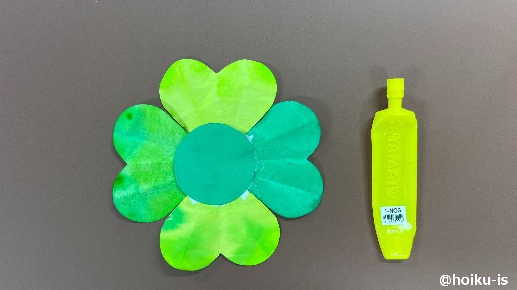 乾いた葉っぱを土台にのりで貼り付ける