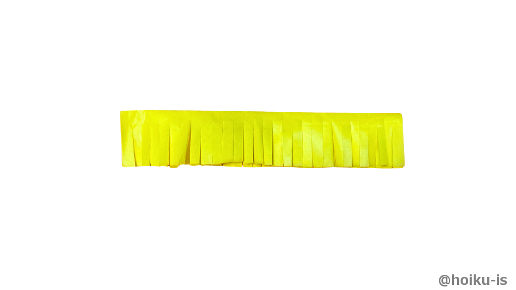 重ねて半分に折り、折り目の手前くらいまで切り込みを入れる