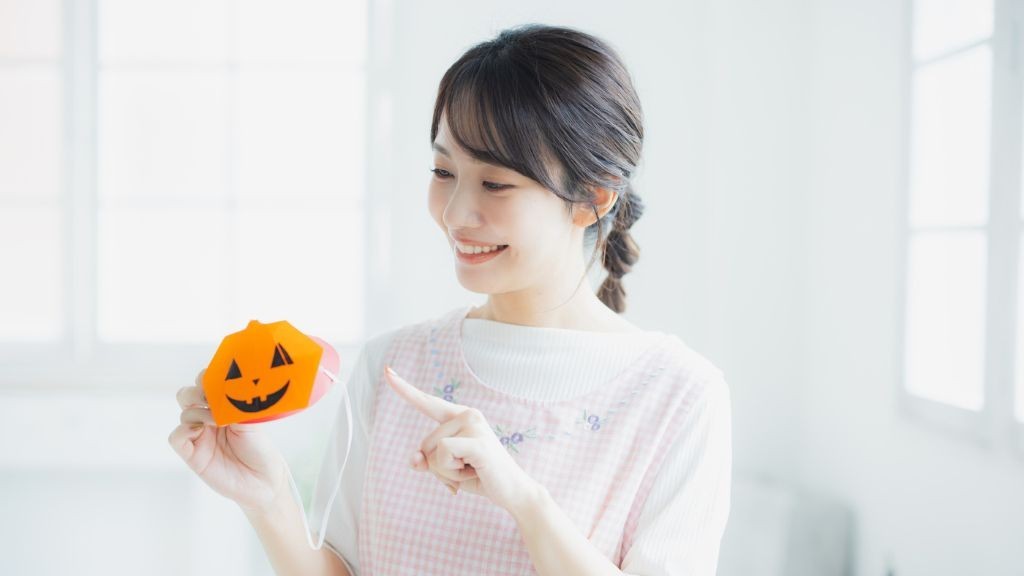 ハロウィンの説明をする保育士