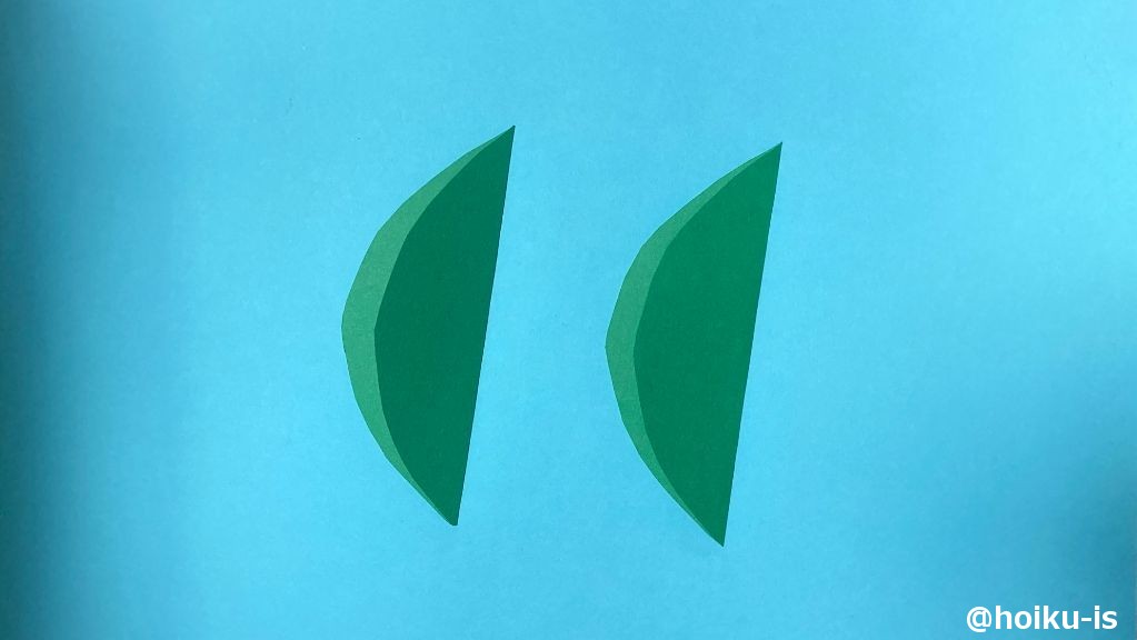 【葉っぱ】画用紙を半分に折って、葉っぱの形に切る