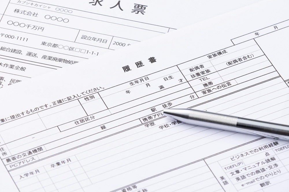 履歴書とボールペン