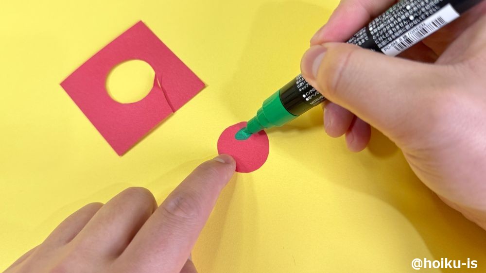 磁石の大きさに切った画用紙に絵を描く