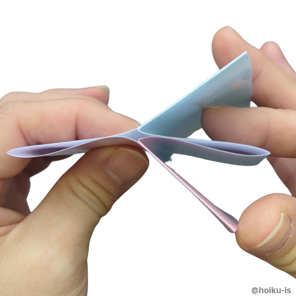 折り筋に合わせて折りたたみます