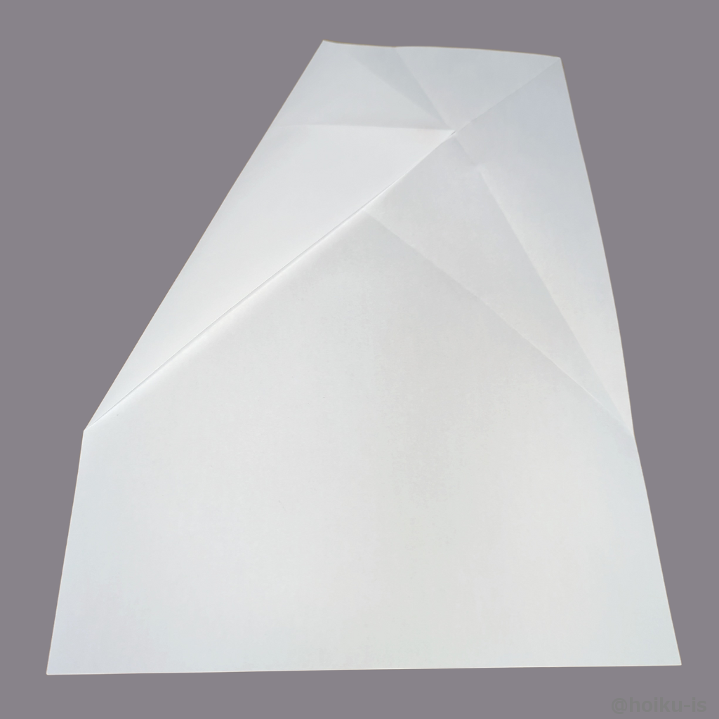 ③の折り筋に合わせて左の角を折ります