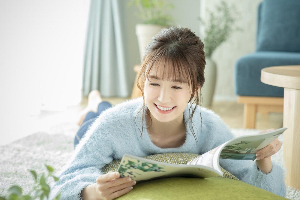 雑誌を読んでリラックスする女性