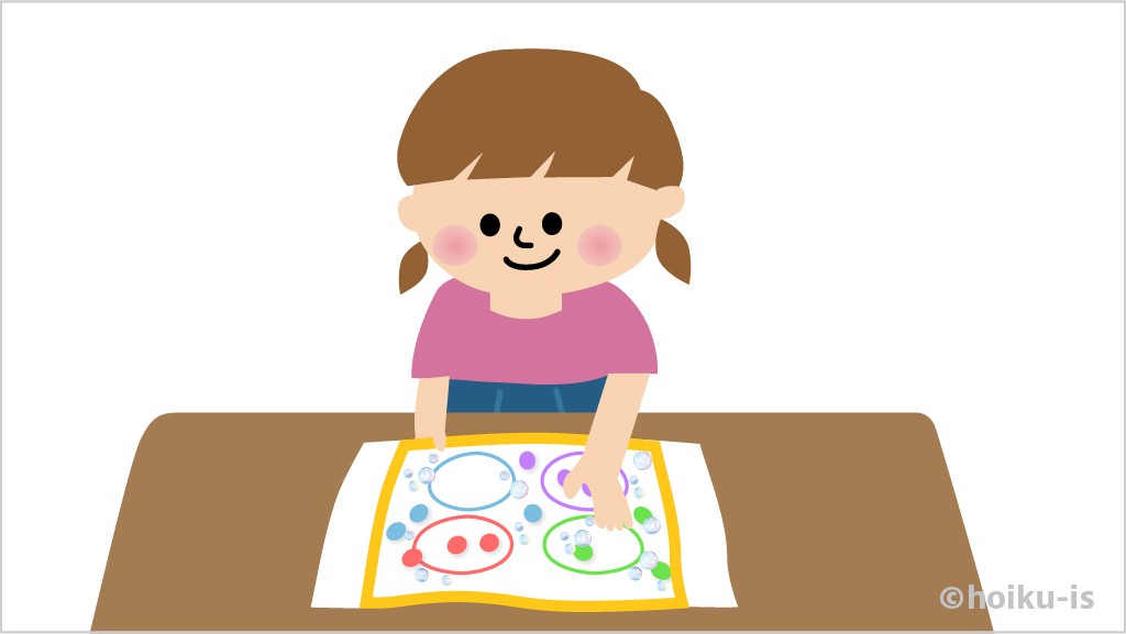 色分け遊びをして遊ぶ子ども