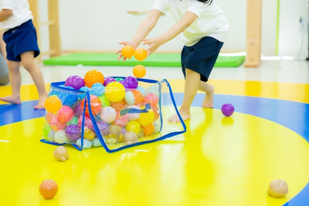 室内でボール遊びをしている子どもたち