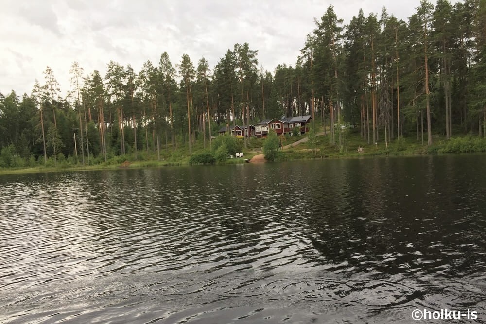 スウェーデンの田舎にある湖の畔
